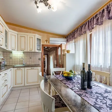 Superior Luxury Apartment *